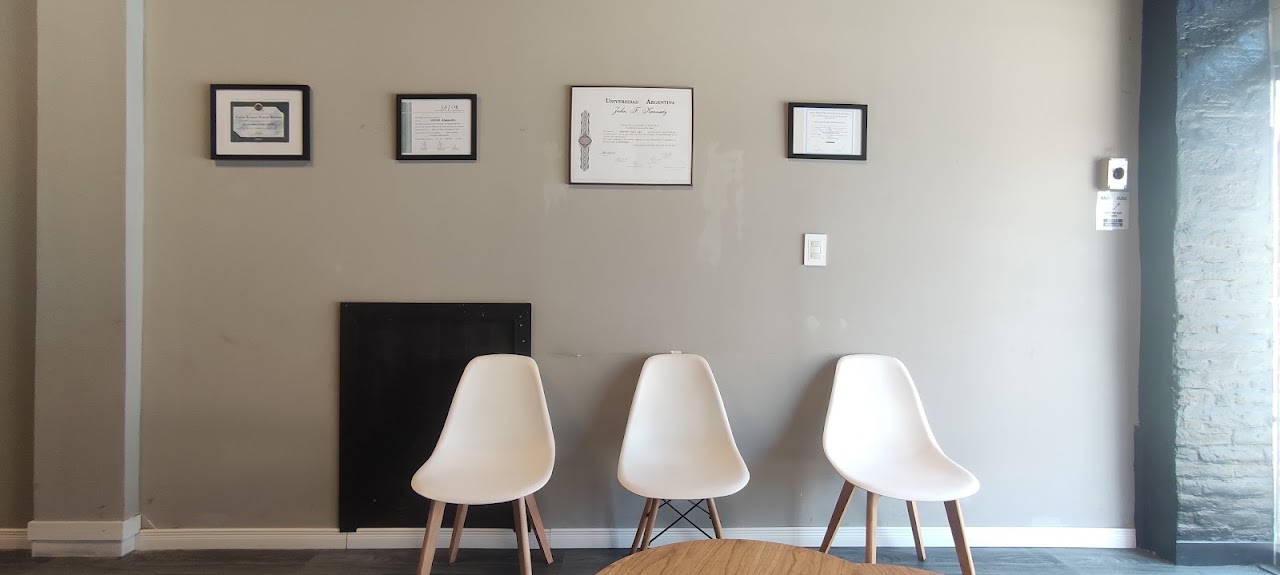 Sala de espera con diplomas